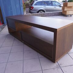 IDEE(イデー)のCONTOUR TV CABINET Walnut(コントゥール テレビキャビネット ウォールナット)。アシンメトリーなデザインが特徴のローボードは空間をスタイリッシュな印象に♪DB415