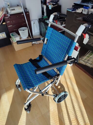 【新古】車椅子 介助型 折りたたみ式 簡易車椅子 折り畳み式車椅子 軽量アルミ製 簡易車椅子 車椅子 型介助ブレーキ付き 室内 コンパクト 車いす 小回り 折り畳み 飛行機持ち込み可 耐荷重70kg (ブルー）