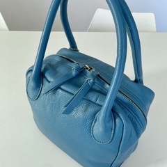 綺麗なブルーのハンドバッグ