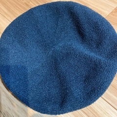 未使用のブルーのベレー帽①