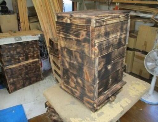 日本蜜蜂巣箱 ＊【大・害虫防止除け網付き】、掃除用引き戸付き） 4段式 (3段＋１段、害虫網箱、掃除用引き戸付き)、鹿児島霧島山麓に設置