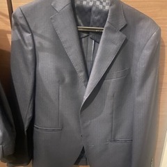 青のスーツです