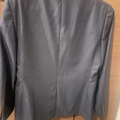 青のスーツです