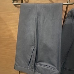 青のスーツです