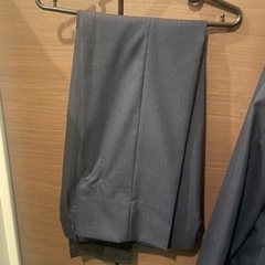 青のスーツです