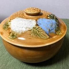陶器の菓子鉢（蓋付き）