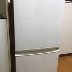 SHARP一人〜二人用サイズ冷蔵庫。最終値下げ！ほぼ新品！