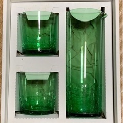 琉球ガラスの、グラスと水入れのセット。