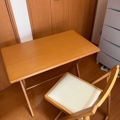 折りたたみの椅子と机です。