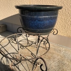 青い大きな植木鉢　陶器　プランタースタンド　アイアン