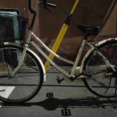 26インチの自転車。ブランドは「サイクルあさひ」。色はベージュ。...