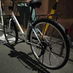 26インチの自転車。ブランドは「サイモト自転車」。色は白。鍵は２...