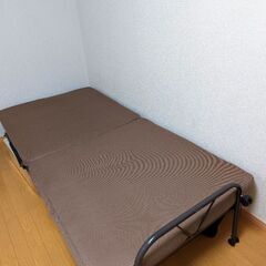折り畳みベッド（茶色)