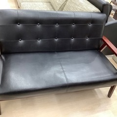 レトロデザインの2人掛けソファーをご紹介致します。