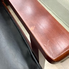 レトロデザインの2人掛けソファーをご紹介致します。