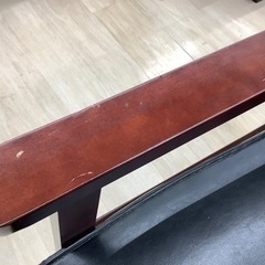 レトロデザインの2人掛けソファーをご紹介致します。