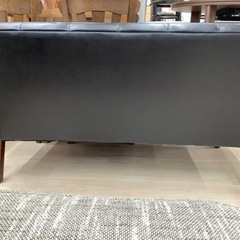 レトロデザインの2人掛けソファーをご紹介致します。