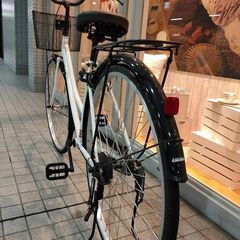 ほぼ新品の自転車。色は白。鍵は2個。丈夫な前かご。ライト点きます...