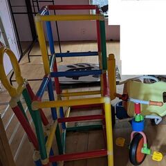 【無料で差し上げます】幼児用の自転車、椅子、ミニジャングルジム（...