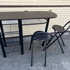 カウンターテーブルと椅子二個