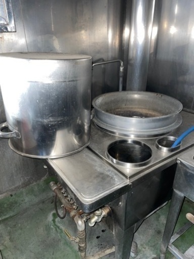 お風呂じゃないよ麺茹でる業務用の釜だよ