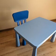 IKEA の子供用テーブルと椅子