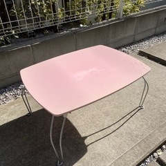 ピンクの折りたたみ式のローテーブル