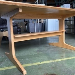 ● 無印良品、リビングでもダイニングでも使えるテーブル、幅130センチ