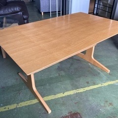 ● 無印良品、リビングでもダイニングでも使えるテーブル、幅130センチ