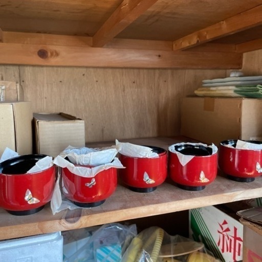 フルーツヨーグルトやみかんのわかめの酢の物入ってそう居酒屋 食器