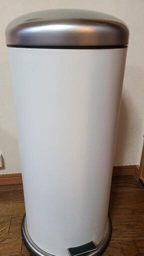 【ご購入検討中の方がいらっしゃいます】　IKEA 30L　ゴミ箱　白色　赤色