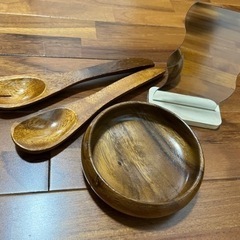 小さな鏡と木の皿とスプーン