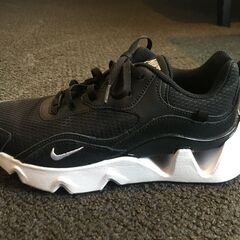 NIKE スニーカー　レディース　２３．５cm　中古品