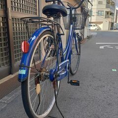 26インチの自転車。色は紺色。鍵は２本。ライト点きます。ベル鳴り...
