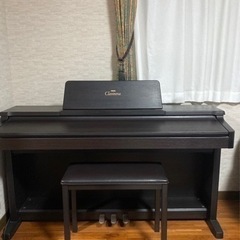 ペダル・チェア付きの電子ピアノ