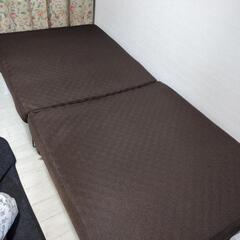 【取引中】マットレス付き折り畳みシングルベッド