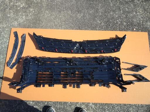 新型デリカD5(P型)のフロントグリル類