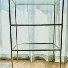 【植物を並べても】シンプルな白いガラス棚