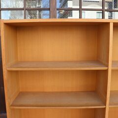 北欧デンマークよりHundevad & Co.社製 Poul Hundevad(ポール・ハンデバッド)デザインのオーク材 ブックケースです。スッキリとしたシンプルな本棚としてはもちろん店舗の飾り棚にもDB507