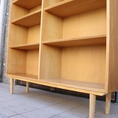 北欧デンマークよりHundevad & Co.社製 Poul Hundevad(ポール・ハンデバッド)デザインのオーク材 ブックケースです。スッキリとしたシンプルな本棚としてはもちろん店舗の飾り棚にもDB507