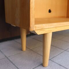 北欧デンマークよりHundevad & Co.社製 Poul Hundevad(ポール・ハンデバッド)デザインのオーク材 ブックケースです。スッキリとしたシンプルな本棚としてはもちろん店舗の飾り棚にもDB507