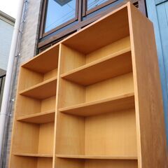 北欧デンマークよりHundevad & Co.社製 Poul Hundevad(ポール・ハンデバッド)デザインのオーク材 ブックケースです。スッキリとしたシンプルな本棚としてはもちろん店舗の飾り棚にもDB507