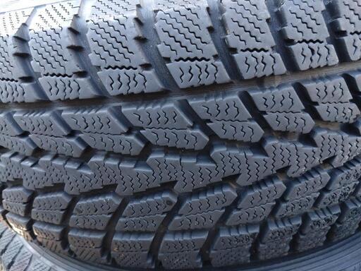 スタッドレスタイヤ　215/70R16