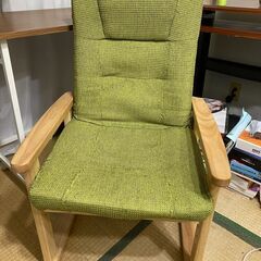 畳にも対応した黄緑色の椅子を差し上げます。