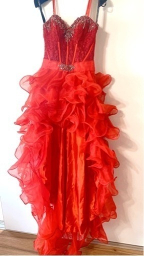 ショートイン赤ドレス　の画像