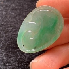 本翡翠ペンダント　jewelry 宝石 貴重 根付 陽緑　氷種ヒスイ　ミャンマー産　お買い得品　ギフトプレゼント