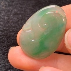 本翡翠ペンダント　jewelry 宝石 貴重 根付 陽緑　氷種ヒスイ　ミャンマー産　お買い得品　ギフトプレゼント