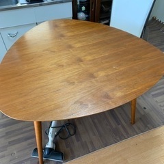 テーブル　椅子