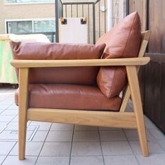 KEYUCA(ケユカ)の Kastrup(カストラップ) ソファです。フェザーを使用したタッチの柔らかい座り心地の2.5人掛けソファ。ウッドフレームとレザーを組み合わせた北欧スタイルのコンパクトソファDB516