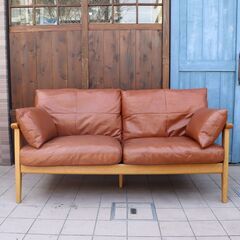 KEYUCA(ケユカ)の Kastrup(カストラップ) ソファです。フェザーを使用したタッチの柔らかい座り心地の2.5人掛けソファ。ウッドフレームとレザーを組み合わせた北欧スタイルのコンパクトソファDB516